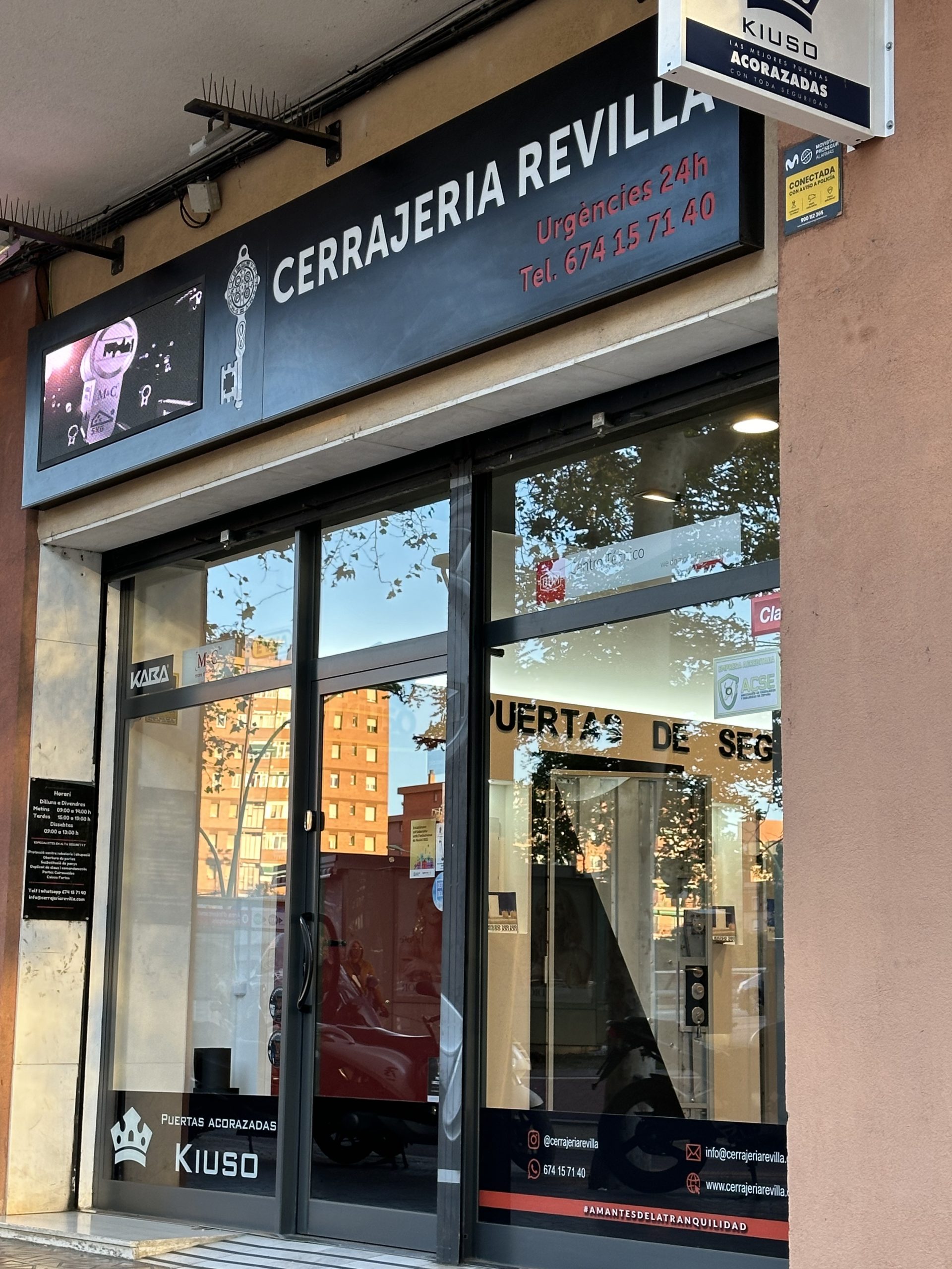 Cerrajería Revilla, distribuidor oficial de Puertas Centinela en Barcelona